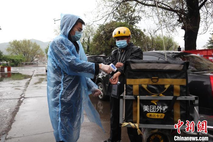 沙昱錦在雨中值守 蒼雁 攝